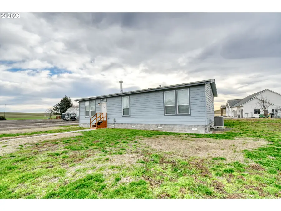 105 Columbia St, Helix, OR 97835 - #2