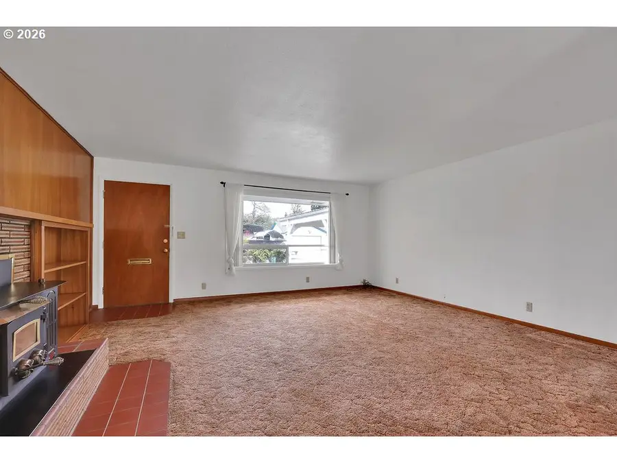 117 Allen Ave, Springfield, OR 97477 - #3
