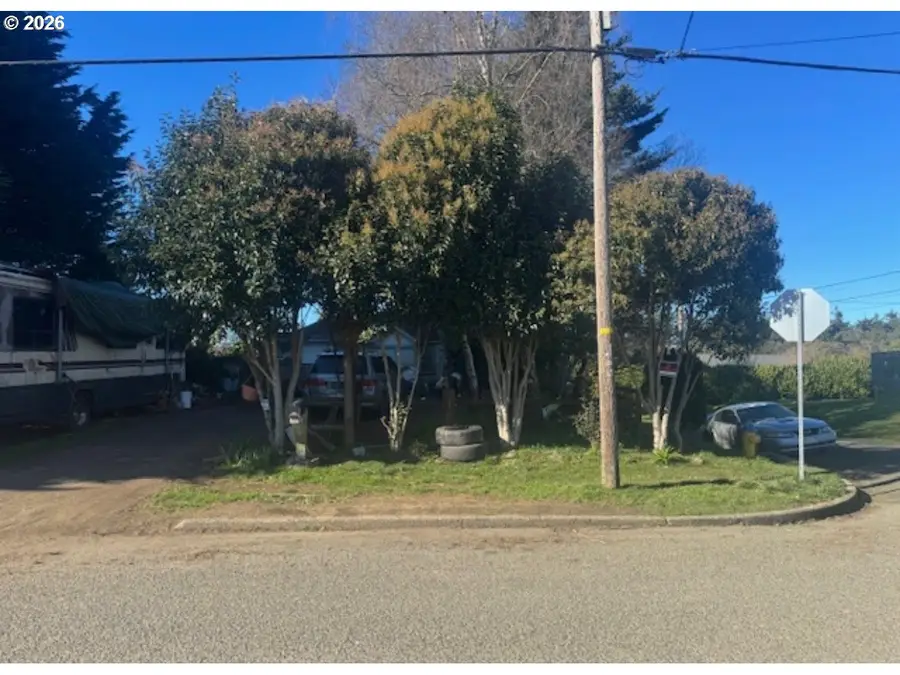 396 N Wall St, Coos Bay, OR 97420 - #3