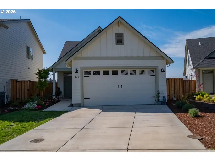 948 Laurel Pl, Silverton, OR 97381 - #2