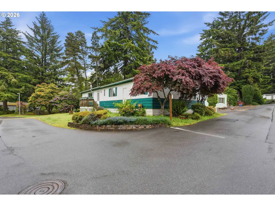 690 Village Pines Dr, Coos Bay, OR 97420 - #3