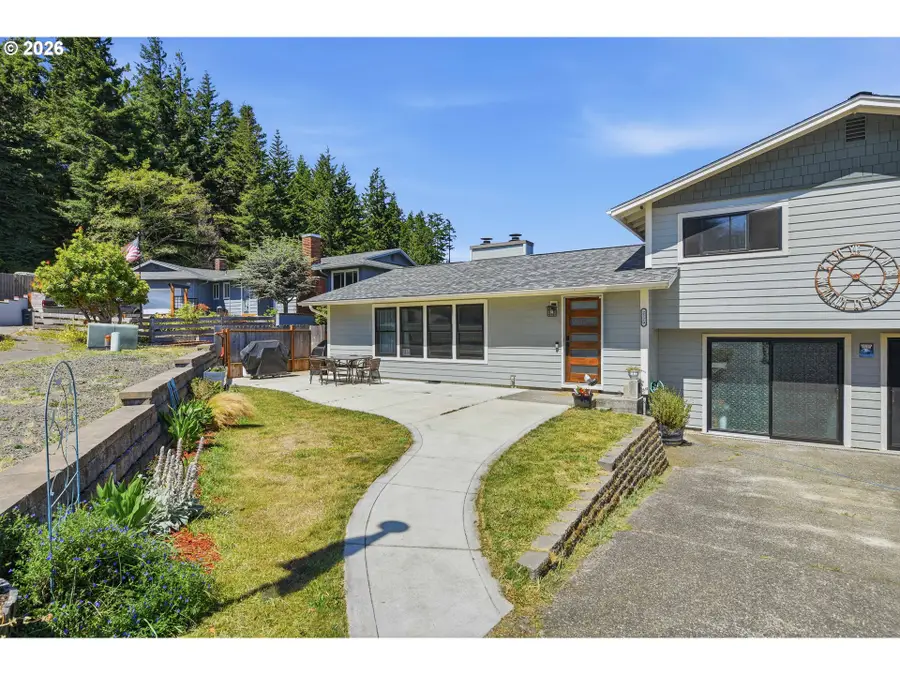 2220 Maine Ct, North Bend, OR 97459 - #3