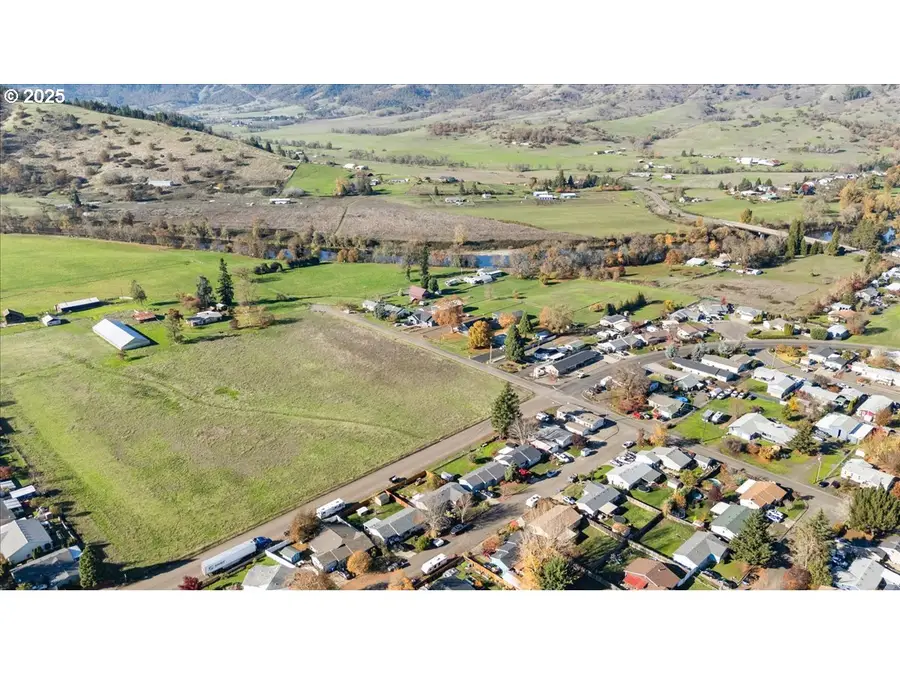 315 Columbia Loop Rd, Roseburg, OR 97471 - Image #2