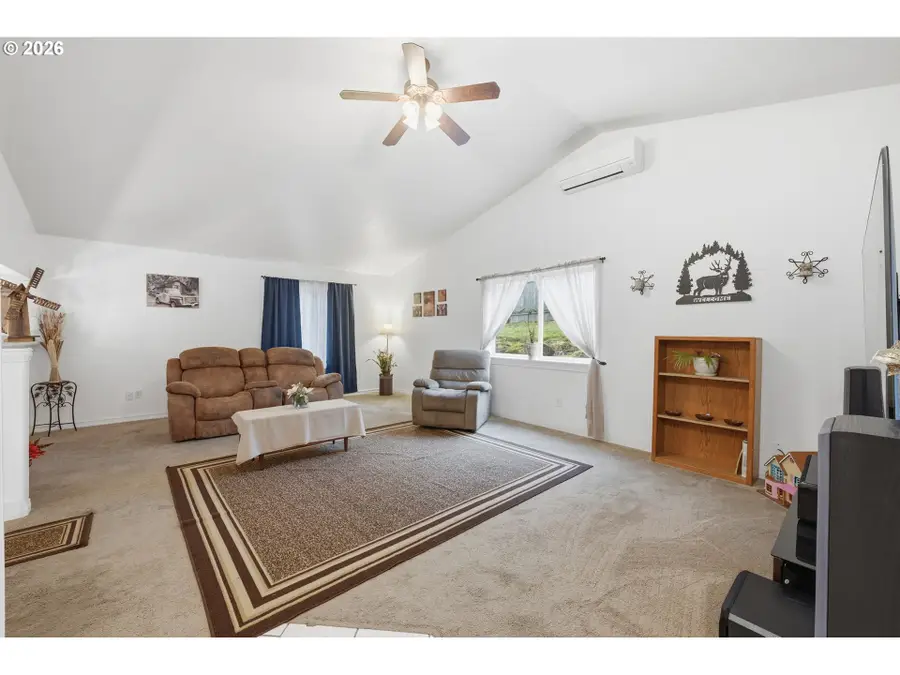6842 Jessica Dr, Springfield, OR 97478 - #3