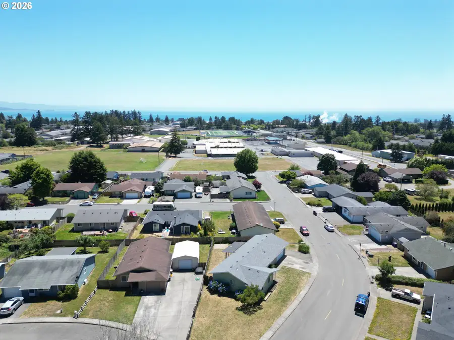 824 Kevin Pl, Brookings, OR 97415 - #3