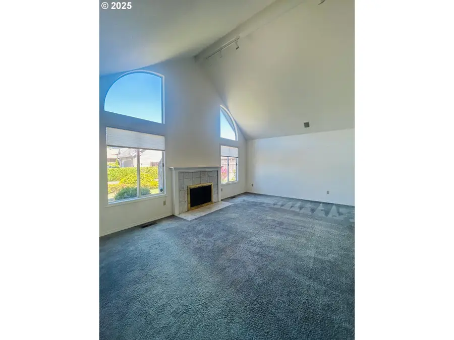 325 N Peacock Ct, Newberg, OR 97132 - #2