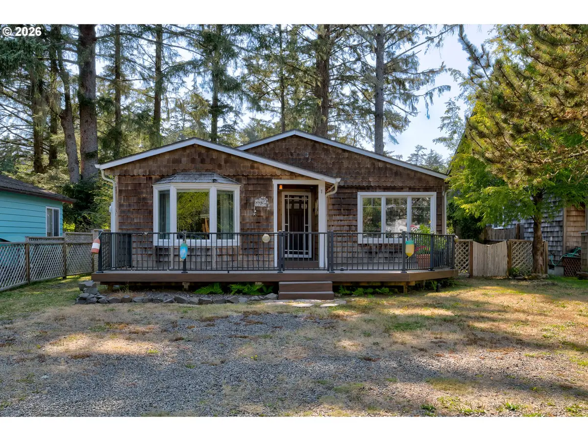 572 N Hemlock St, Cannon Beach, OR 97110 - #1
