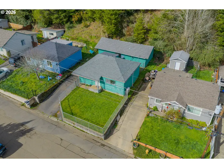 900 W 17th St, Coquille, OR 97423 - #3