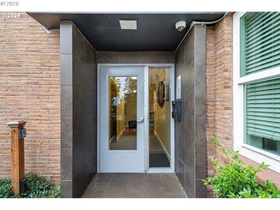 1205 SW Cardinell Dr #802, Portland, OR 97201 - #2