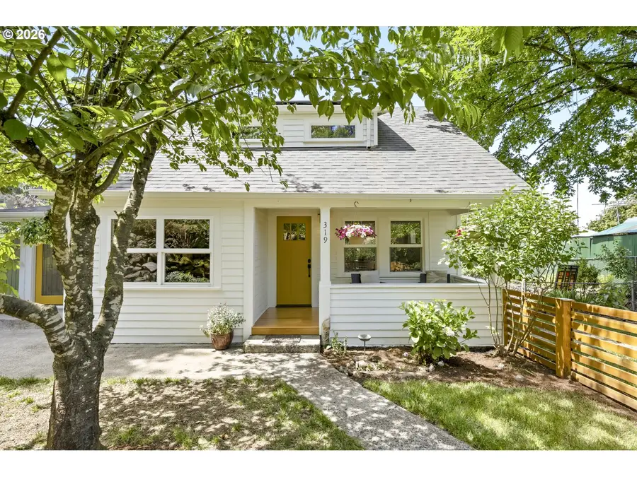 319 S Center St, Oregon City, OR 97045 - #2