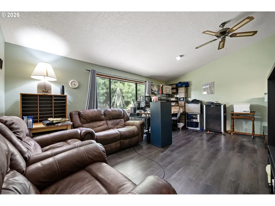 25181 Cheney Dr, Veneta, OR 97487 - #2
