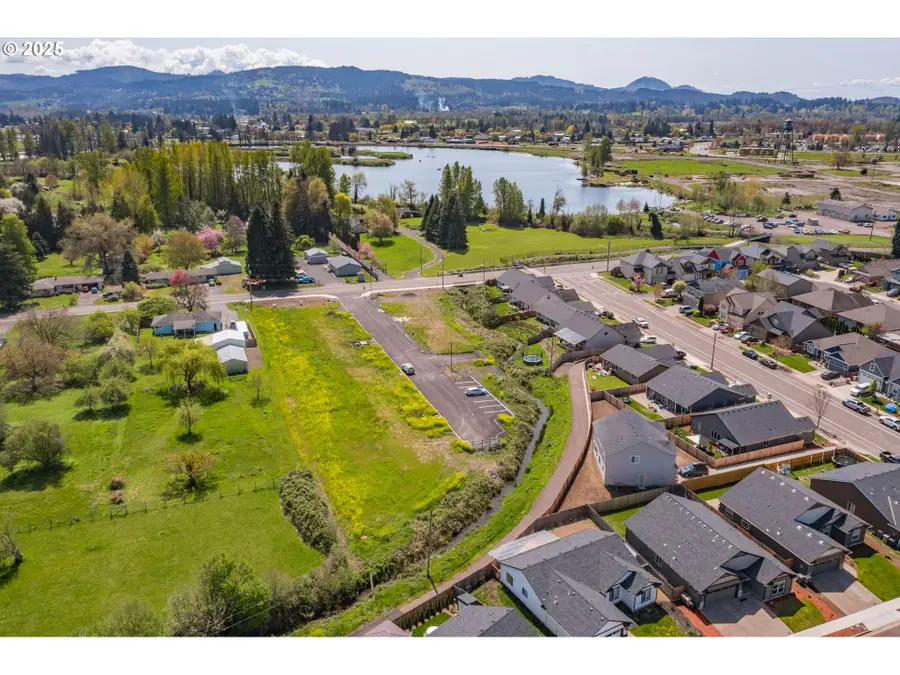 2488 Roll Tide (-2490) Ct, Lebanon, OR 97355 - Image #2