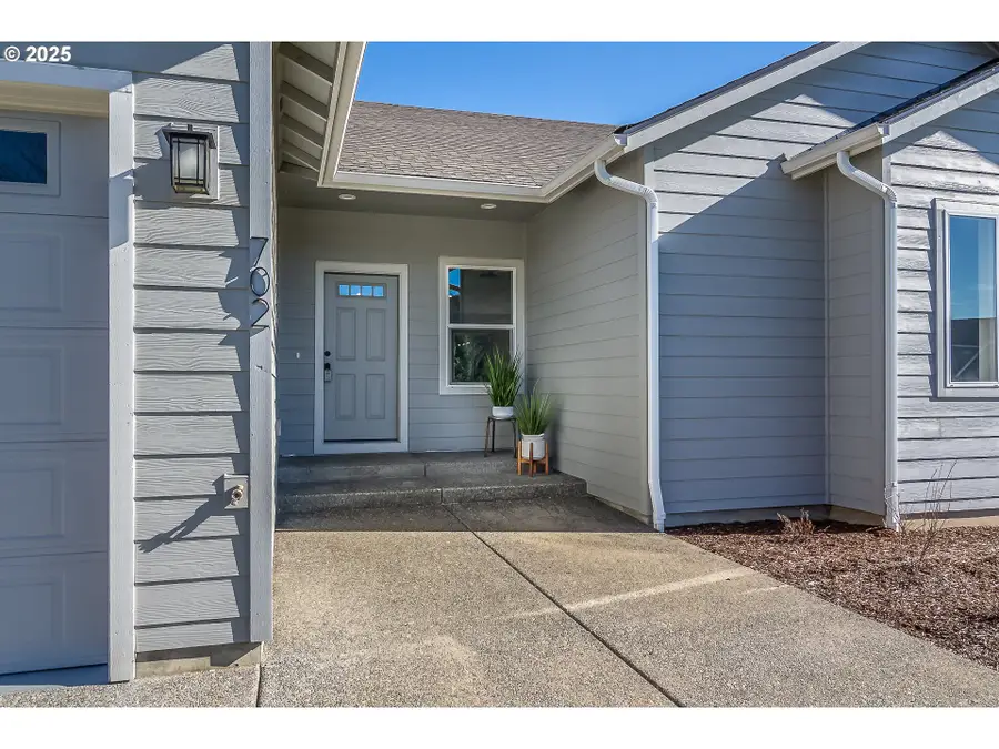 702 Divot Loop, Sutherlin, OR 97479 - Image #2