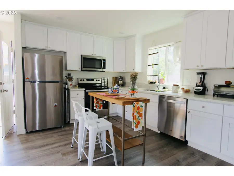 611 SE 142nd Ave #B, Portland, OR 97233 - #3