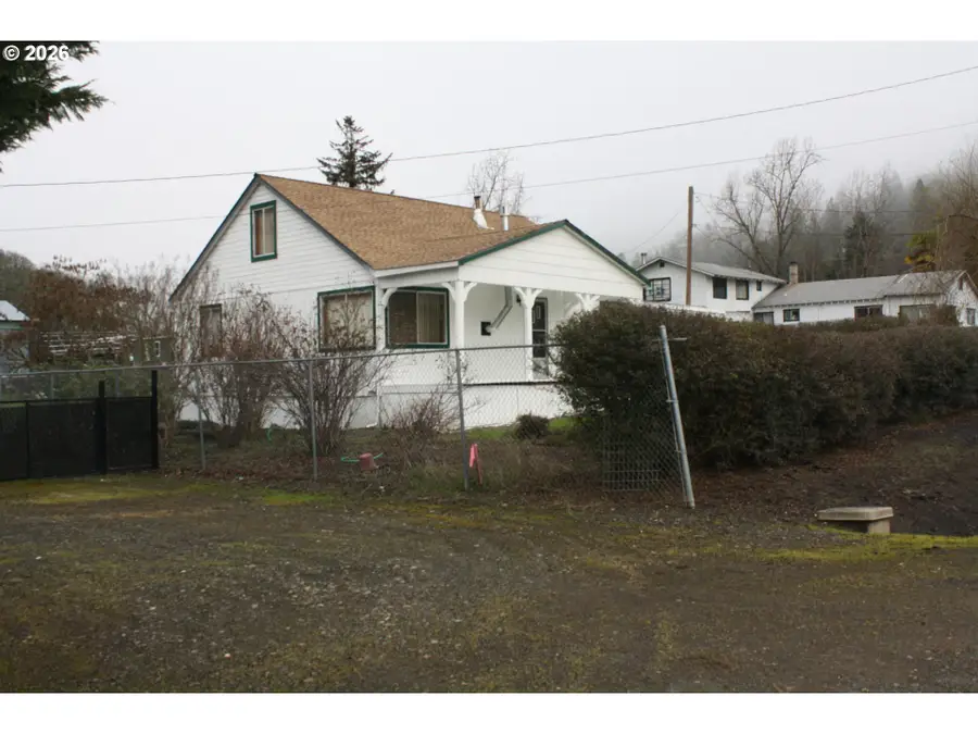 882 NE Rifle Range St, Roseburg, OR 97470 - #2