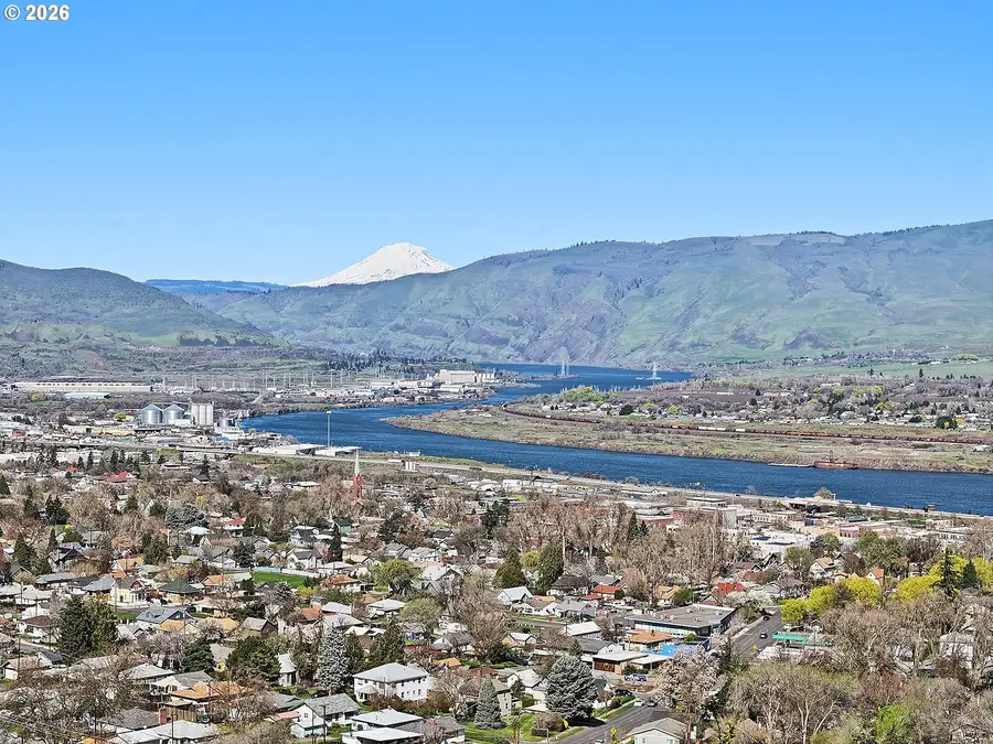 915 E 18th St, The Dalles, OR 97058 - #2