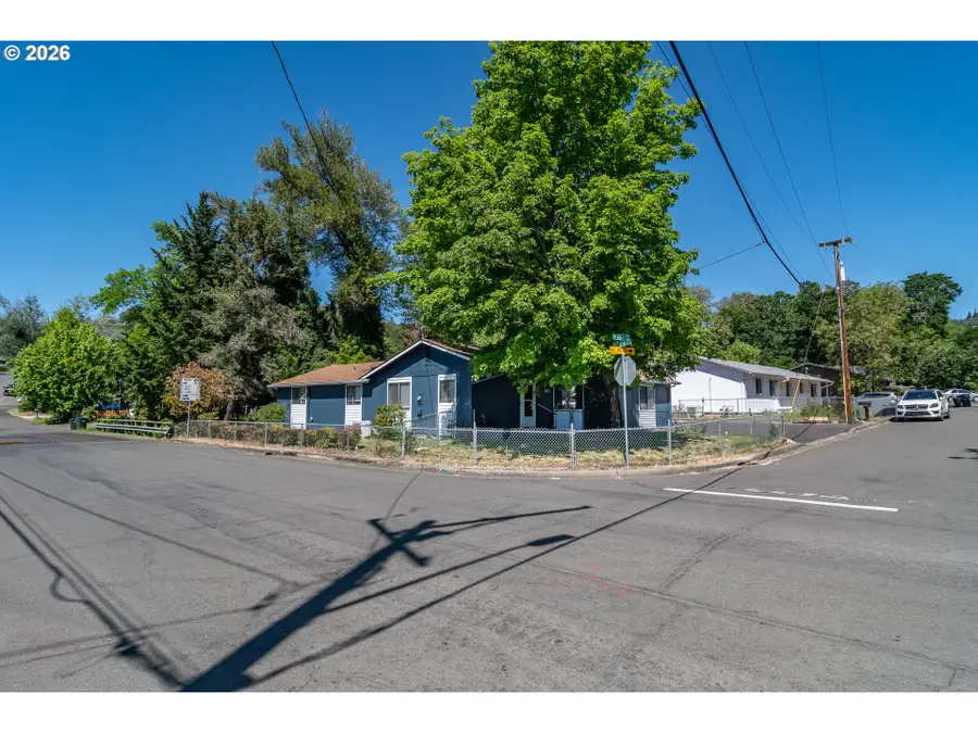 110 NE Kirby Ave, Roseburg, OR 97470 - #3