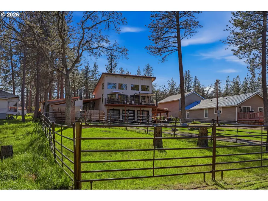 206 S Lakewood Rd, Pine Hollow, OR 97063 - #2