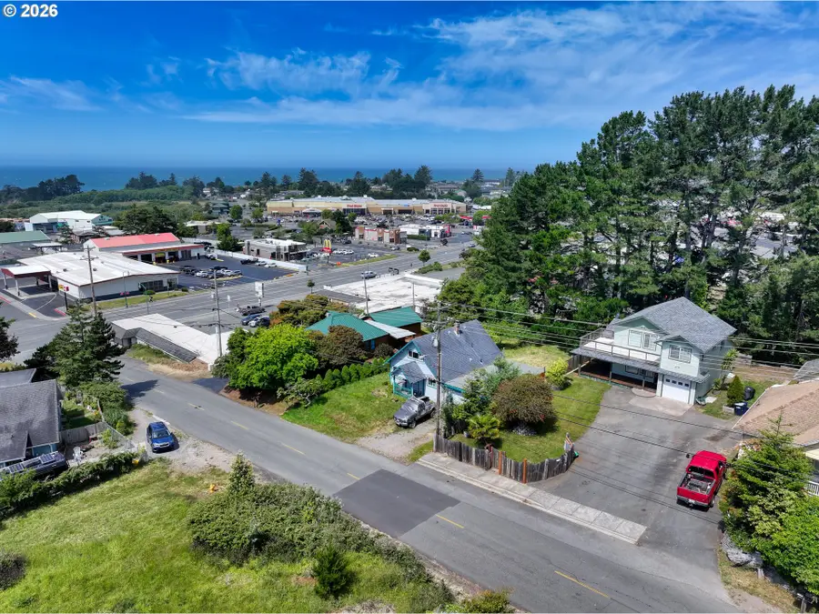 734 Pacific Ave, Brookings, OR 97415 - #3