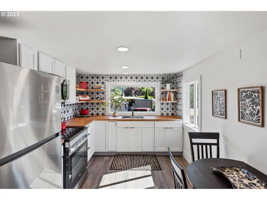 93685 Mckenna Ln, Coos Bay, OR 97420 - Image #2