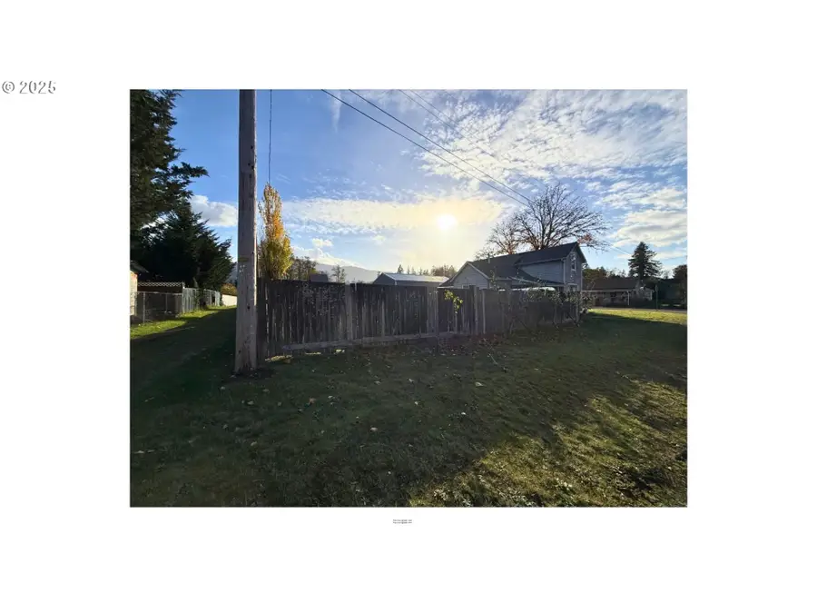 564 SW Cedar St, Mill City, OR 97360 - Image #2