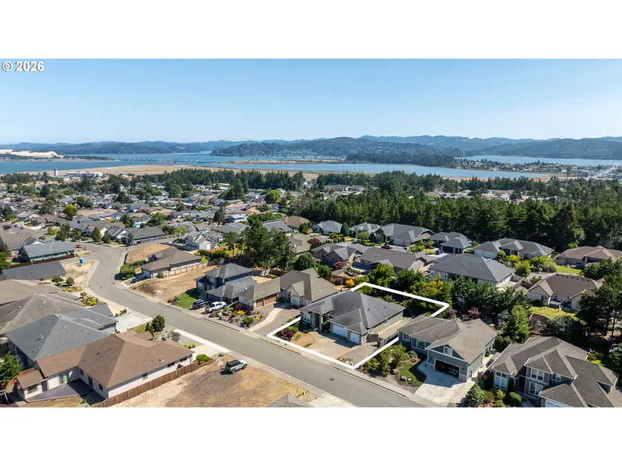 2165 Garfield St, North Bend, OR 97459 - #2