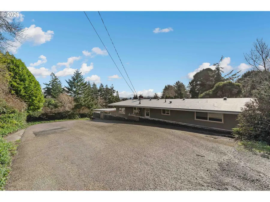 2912 Stanton Ave, North Bend, OR 97459 - #2