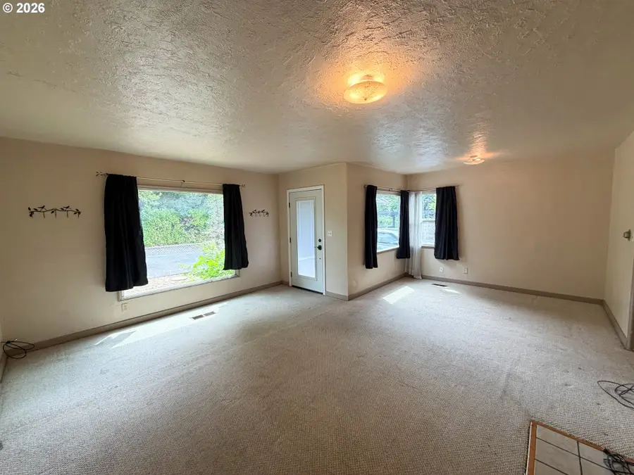 738 W Union St, Roseburg, OR 97471 - #3