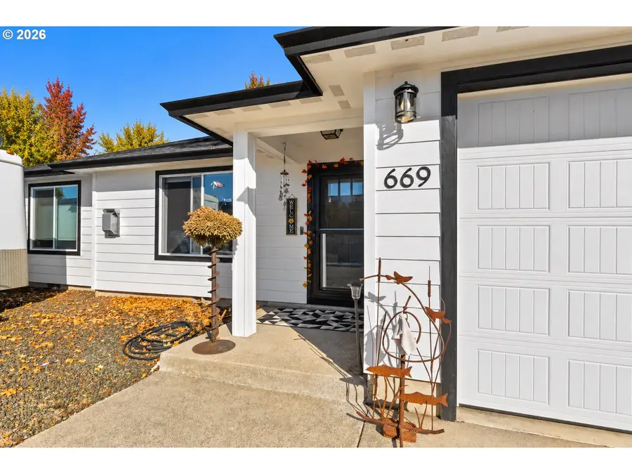 669 NW T St, Winston, OR 97496 - #3
