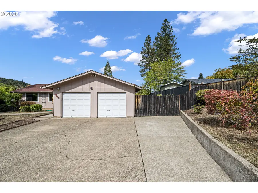 286 E Bradley Ct, Roseburg, OR 97470 - #2