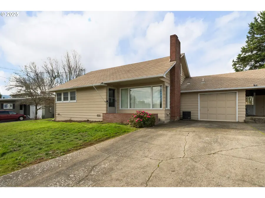 1740 NW Lynwood St, Roseburg, OR 97471 - Image #2