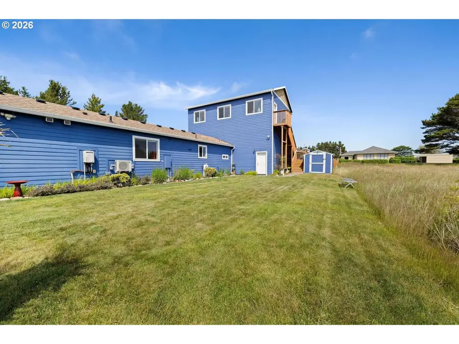 205 9th St, Long Beach, WA 98631 - #3