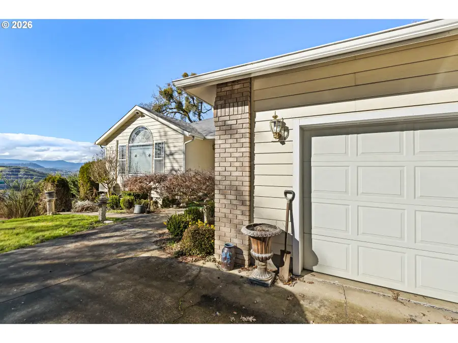 1385 SE Laurel Ct, Roseburg, OR 97470 - #2