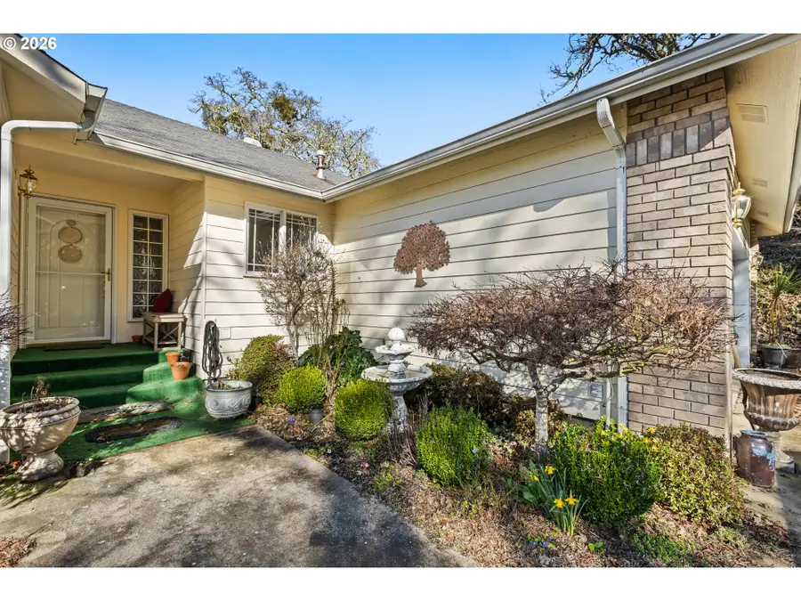1385 SE Laurel Ct, Roseburg, OR 97470 - #3