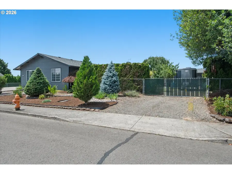 1517 N Locust St, Canby, OR 97013 - #2