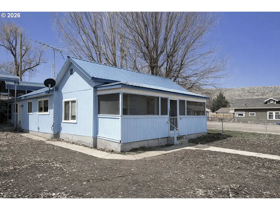 90 W Adams St, Huntington, OR 97907 - #2