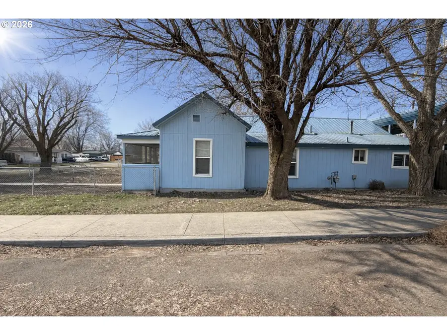 90 W Adams St, Huntington, OR 97907 - #3