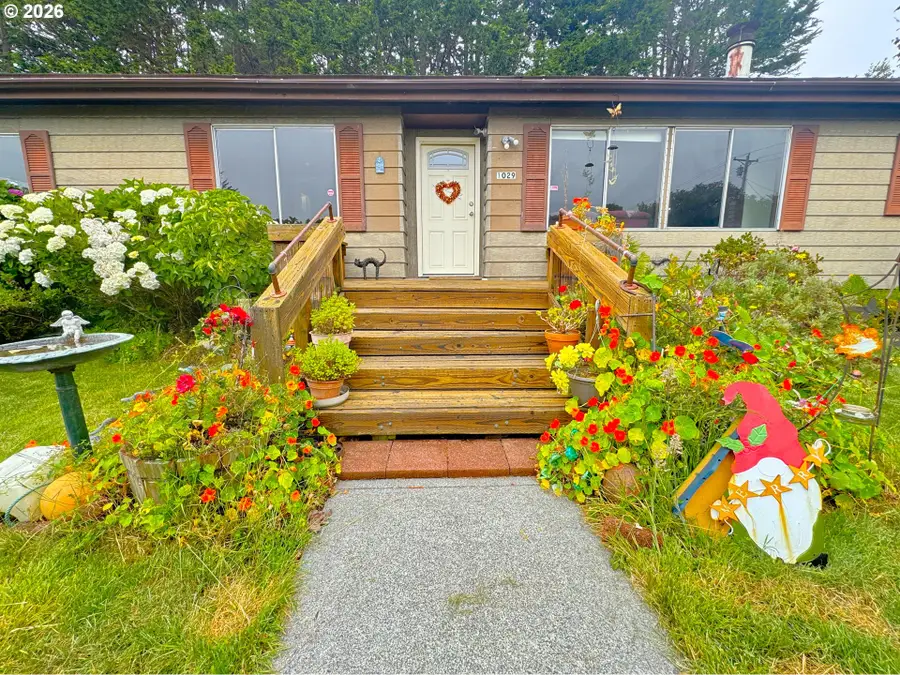 1029 Fifield St, Brookings, OR 97415 - #3
