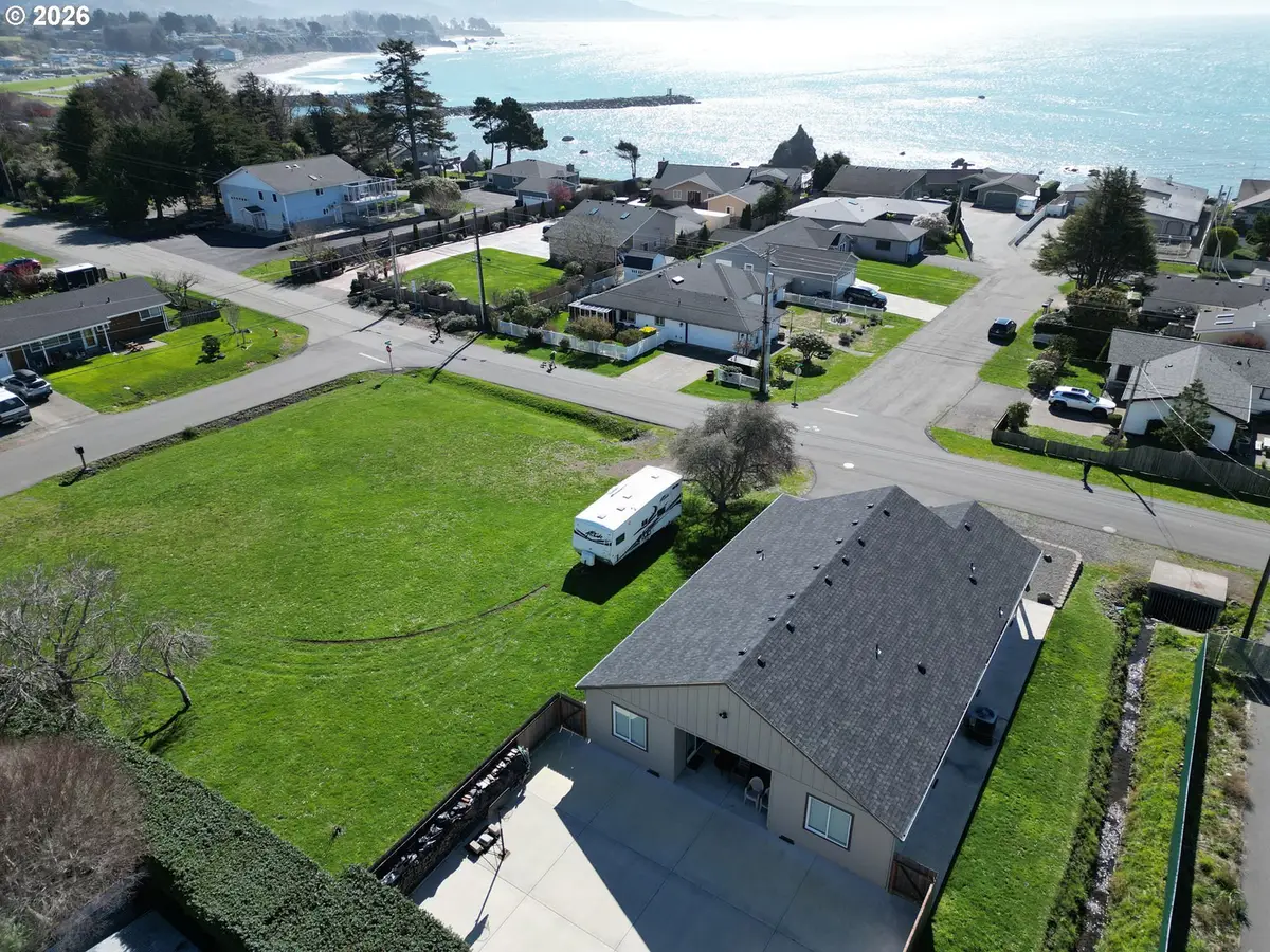 418 Memory Ln, Brookings, OR 97415 - #1