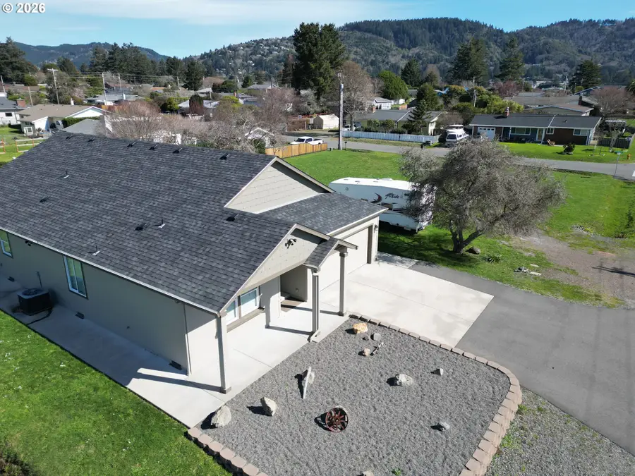 418 Memory Ln, Brookings, OR 97415 - #2