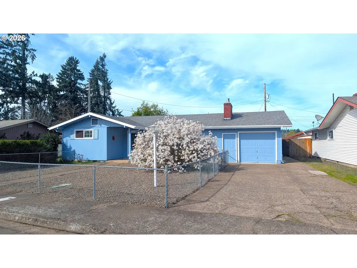 1050 E Jackson Ave, Cottage Grove, OR 97424 - #1