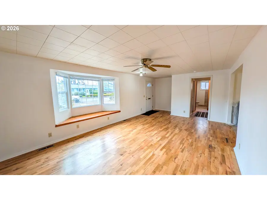 1050 E Jackson Ave, Cottage Grove, OR 97424 - #3