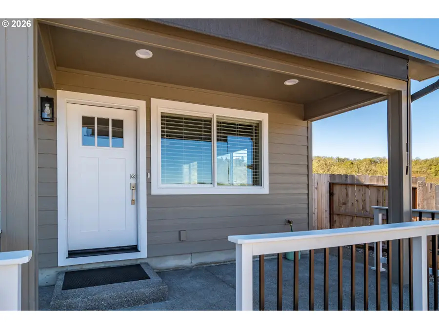 1542 W Thyme Dr, Roseburg, OR 97471 - #3
