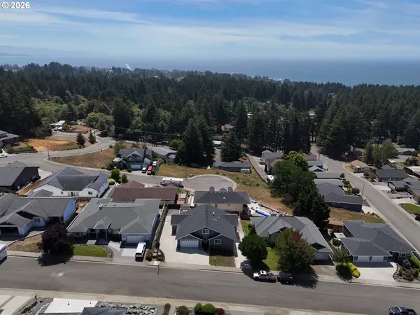 7175 Vista Ridge Dr, Brookings, OR 97415