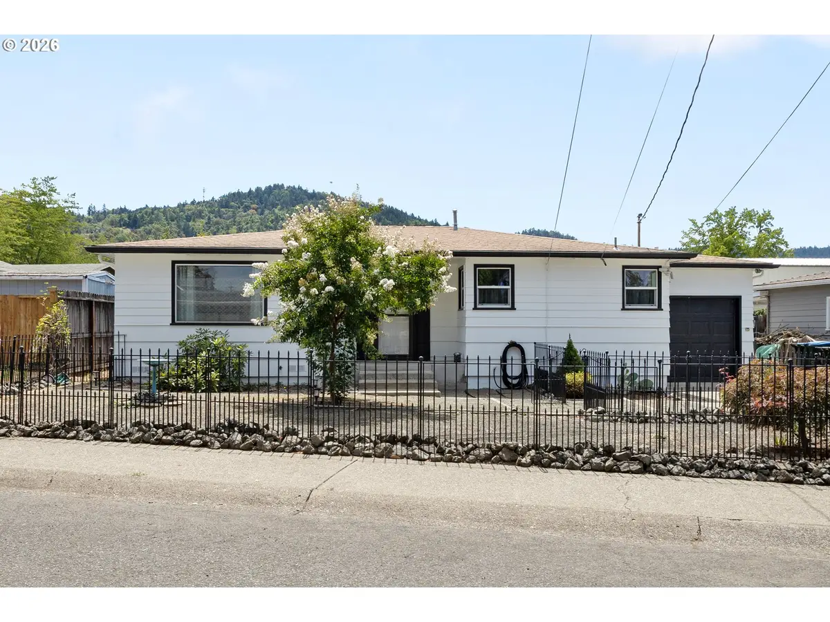 2735 W Sherwood Ave, Roseburg, OR 97471 - #1