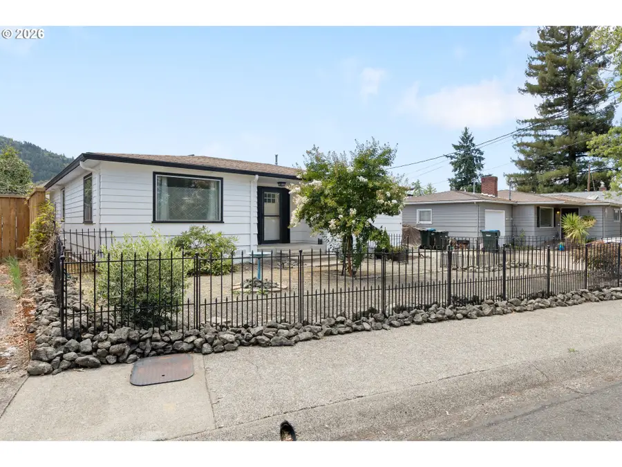 2735 W Sherwood Ave, Roseburg, OR 97471 - #2