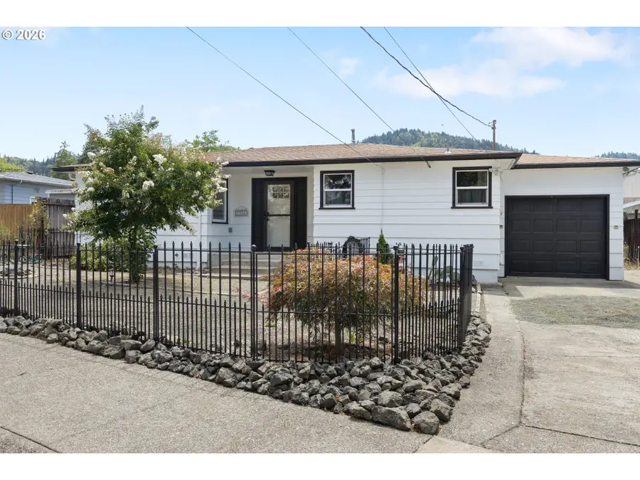 2735 W Sherwood Ave, Roseburg, OR 97471 - #3