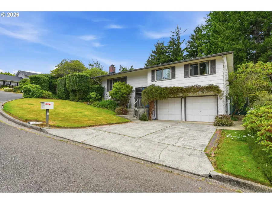 925 Oakway Dr, Coos Bay, OR 97420 - #2