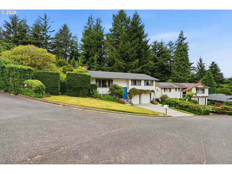 925 Oakway Dr, Coos Bay, OR 97420 - #3