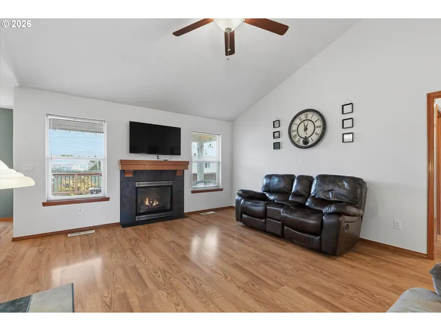 561 NW Evans St, Sheridan, OR 97378 - #3